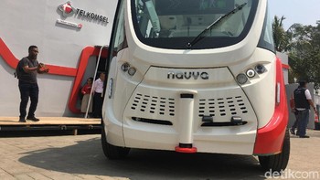 Bus tanpa sopir atau bus otonom ini bisa beroperasi karena memanfaatkan teknologi jaringan 5G. Untuk menghadirkan kendaraan ini, Telkomsel bekerjasama dengan ST Engineering. Foto: Agus Tri Haryanto/detikINET