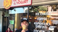 Duh, makan es krimnya sampai dua nih? Tio memegang es krim dalam cone dan cup di waktu bersamaan. Foto: Instagram tsetiyoso
