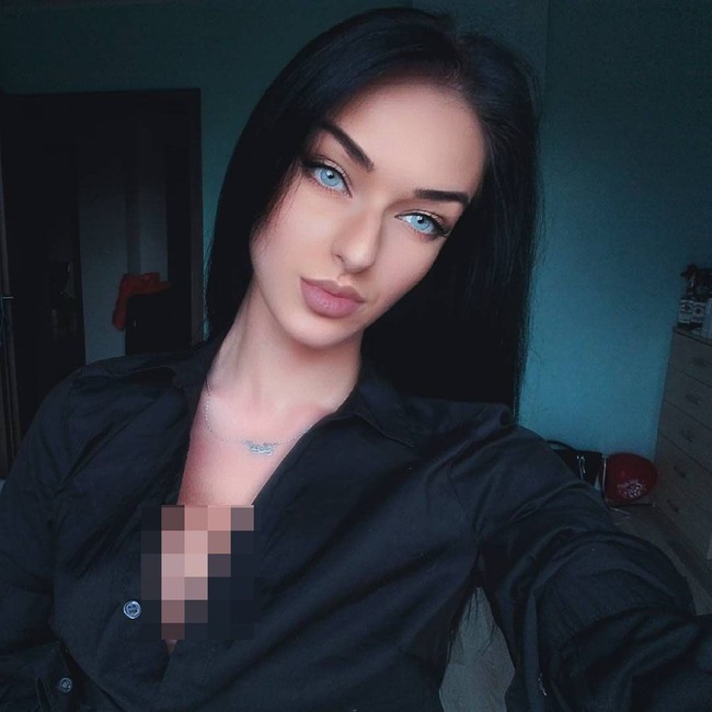 Tapi tak jarang, warna mata Dominika seringkali disebut editan karena dianggap terlalu sempurna. Our eyes are real, begitu keterangan foto di Instagramnya yang menyatakan bahwa matanya dan sang kakek bukanlah hasil Photoshop. Foto: Instagram