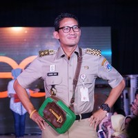 Gelangnya beragam, mulai dari gelang karet bergaya sporty hingga gelang bergaya etnik. Gelang tersebut setia melengkapi keseharian sang pengusaha itu,  terutama semasa menjabat sebagai wakil gubernur DKI Jakarta, baik di acara formal maupun kasual. (Foto: Instagram/@sandiuno)