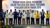 Prabowo dan Sandiaga mendaftar didampingi oleh pimpinan partai pengusungnya yakni Gerindra, PKS, PAN, dan PD. AHY mewakili Ketum PD, Susilo Bambang Yudhoyono.