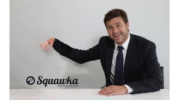Pelatih Tottenham, Mauricio Pochettino, sedang tampak sedang memperkenalkan pemain baru yang bukan siapa-siapa. Foto: Istimewa