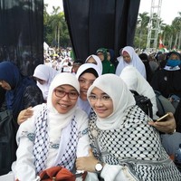 Di kesehariannya, ia sering memilih hijab segi empat yang lebar dan dipakai secara sederhana. Untuk mempermanis tampilan, ia membubuhkan bros di hijabnya. Foto: Istimewa