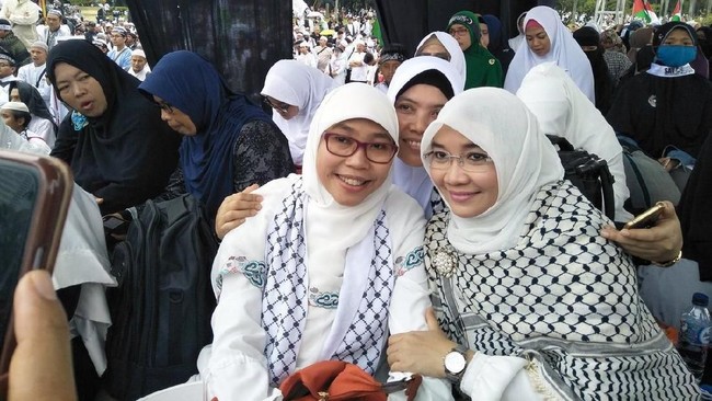 Di kesehariannya, ia sering memilih hijab segi empat yang lebar dan dipakai secara sederhana. Untuk mempermanis tampilan, ia membubuhkan bros di hijabnya. Foto: Istimewa