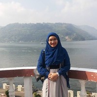 Beberapa tahun lalu, Estu Wury pernah terlihat memakai gaya hijab bervariasi seperti pashmina, shawl, hingga hijab bermotif. Ia pun kerap melancong ke berbagai daerah. Foto: Istimewa