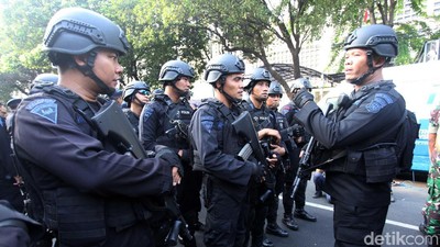 KPU Dijaga Ketat, Aparat Bersenjata Siaga