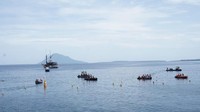 Di sepanjang lokasi penyelaman telah dipasang buoy. Nantinya para penyelam akan dibagi menjadi 21 kelompok yang terdiri dari 40-50 orang. (Andre/Polri)