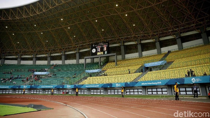 Laga pertama Asian Games 2018 bergulir di Stadion Patriot Candrabhaga. Penjualan tiket di hari perdana terbilang sangat sedikit. Penonton masih sepi.
