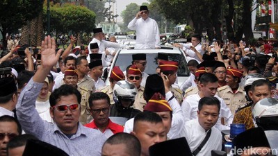 Prabowo-Sandi Diarak ke KPU