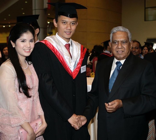 Pada usia 25 tahun, AHY menyandang gelar S-2 dari Nanyang Technological University, Singapura. Foto yang diunggahnya ke Instagram ini adalah momen ketika dia menjalani wisuda masternya dan berkesempatan bertemu dengan almarhum presiden keenam Singapura, H.E. S.R. Nathan pada 2006. Foto: Dok. Instagram Agus Harimurti Yudhoyono/Ani Yudhoyono
