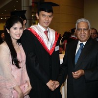 Pada usia 25 tahun, AHY menyandang gelar S-2 dari Nanyang Technological University, Singapura. Foto yang diunggahnya ke Instagram ini adalah momen ketika dia menjalani wisuda masternya dan berkesempatan bertemu dengan almarhum presiden keenam Singapura, H.E. S.R. Nathan pada 2006. Foto: Dok. Instagram Agus Harimurti Yudhoyono/Ani Yudhoyono