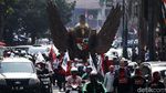 Burung Garuda Raksasa Antar Jokowi-Maruf Amin ke KPU