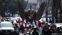 Ada yang berjalan kaki, ada juga yang naik kendaraan.