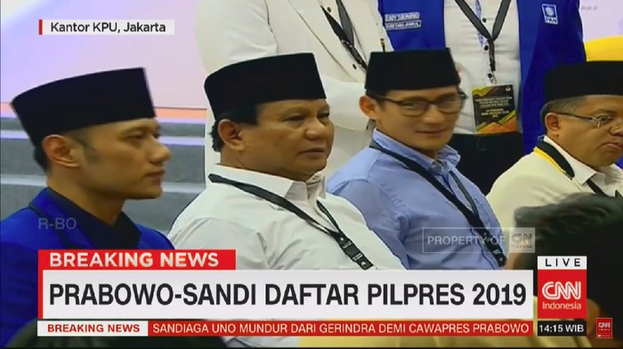 Prabowo Diapit Sandiaga dan AHY Saat Daftar ke KPU