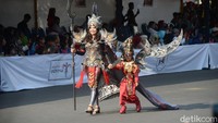Tapi ada juga bocah-bocah yang masih didampingi oleh orangtuanya. Nampaknya mereka masih malu-malu untuk berjalan dengan kostum unik seperti ini. (Yakub/detikTravel)