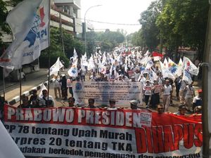 Long March ke KPU, Massa Prabowo Putar Lagu #2019GantiPresiden