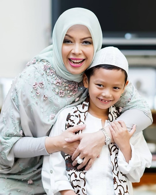 Busana formal yang ia pilih biasanya berbentuk tunik atau blus. Untuk membuatnya istimewa, biasanya ia memilih blus dengan detail payet cantik. Foto: Instagram/nurasiauno