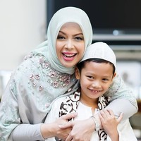 Busana formal yang ia pilih biasanya berbentuk tunik atau blus. Untuk membuatnya istimewa, biasanya ia memilih blus dengan detail payet cantik. Foto: Instagram/nurasiauno