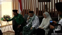 Setelah pendaftaran capres-cawapres di KPU, Maruf Amin datang ke kantor PPP. Maruf sempat dikalungkan serban hijau oleh Ketum PPP Romahurmuziy. Maruf didampingi oleh sang istri, Wury Estu Handayani