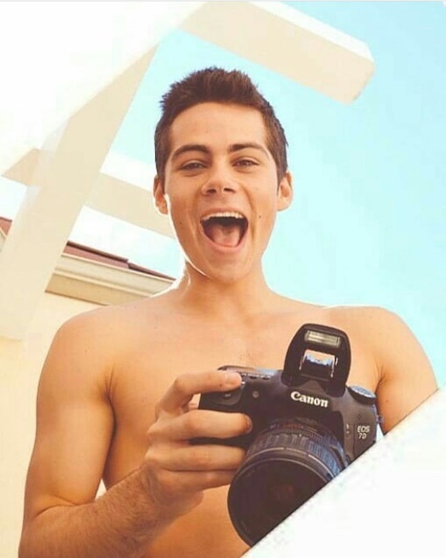 Ketika Chloe berkencan dengan Brooklyn Beckham, Dylan juga memiliki pasangan saat itu. Ia mengencani lawan mainnya di The First Time, Britt Robertson. Foto: Dok. Instagram/Dylan OBrien