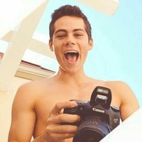 Ketika Chloe berkencan dengan Brooklyn Beckham, Dylan juga memiliki pasangan saat itu. Ia mengencani lawan mainnya di The First Time, Britt Robertson. Foto: Dok. Instagram/Dylan OBrien