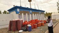 Tampak pengendali Panitia Penyelenggara Ibadah Haji (PPIH) Sri Ilham Lubis meninjau kesiapan toilet. (Foto: dok. Media Center Haji 2018)