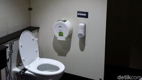 Foto: Pihak pengelola menerapkan sistem sharing bathroom atau kamar mandi dan toilet bersama. Jadi, traveler harus berbagi dan mau gantian ya! Khusus Agustus ini, hotel kapsul ini punya harga promo mulai dari Rp 178 ribu per 6 jam dan per malam Rp 238 ribu. (Masaul/detikTravel)