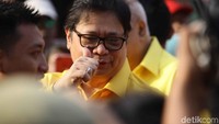 Terlihat beberapa partai koalisi Jokowi juga telah hadir di lokas. Di antaranya Ketum Partai Golkar Airlangga Hartarto.