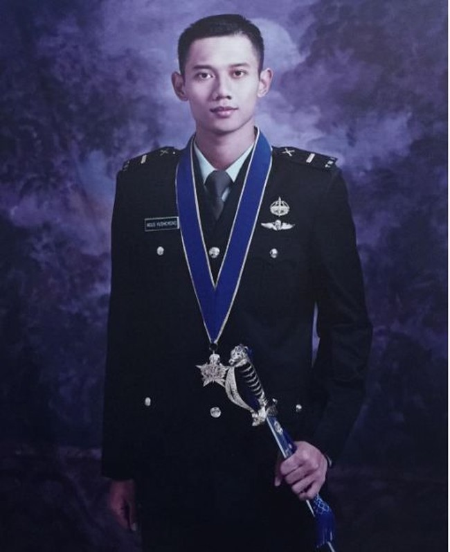 Setelah menempuh pendidikan di SMA Taruna Nusantara, Agus Harimurti Yudhoyono melanjutkan pendidikannya ke Akademi Militer Magelang. Dan ini adalah potret ketika AHY lulus pada 2000. Meraih predikat terbaik, ayah satu anak ini mendapatkan penghargaan pedang Tri Sakti Wiratama dan Adhi Makayasa. Foto: Dok. Instagram Agus Harimurti Yudhoyono/Ani Yudhoyono