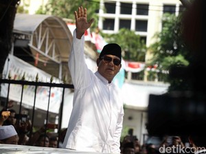 Sapa Pendukung di KPU, Prabowo: Yakinlah yang Benar Selalu Menang