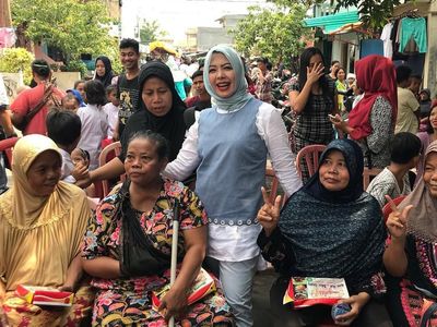 Gaya Hijab Ibu Pejabat Ala Mpok Nur, Istri Cawapres Sandiaga Uno