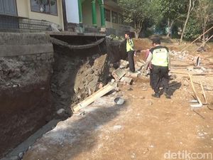 Pekerja Proyek Sekolah di Jombang Tewas Tertimpa Bangunan Longsor