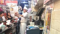 Mampir ke Tsukiji fish market tak lengkap tanpa cicip sashimi segar. Tio pun tak melewatkan kesempatan ini. Foto: Instagram tsetiyoso