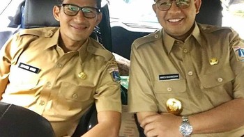 Salah satunya ketika keduanya sama-sama mengunggah foto saat mereka berangkat kerja ke Balai Kota di hari pertama. Foto: Instagram/sandiuno