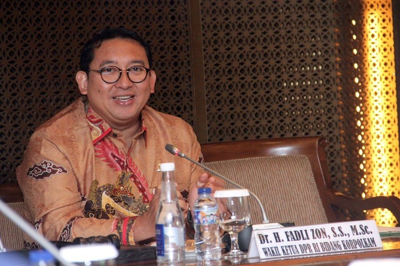 Timses Jokowi: Fadli Zon Memperkosa Khitah Puisi Timses Jokowi: Fadli Zon Memperkosa Khitah Puisi