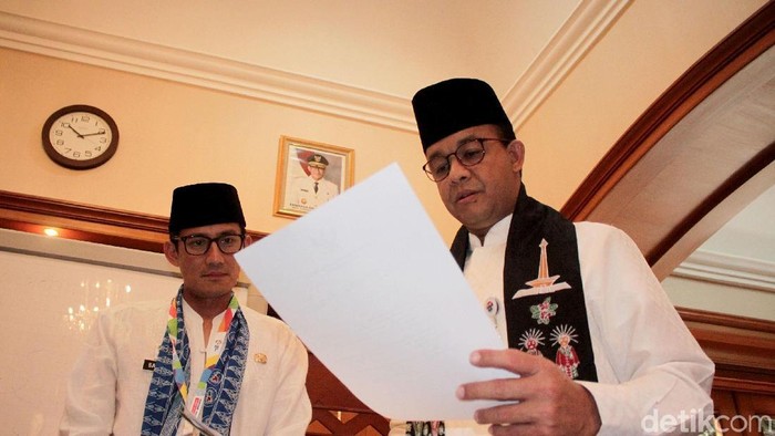 Sandiaga Uno menemui Gubernur DKI Jakarta Anies Baswedan di Balai Kota, Jakarta. Sandi menghadap untuk menyerahkan surat pengunduran diri.