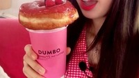 Lisa baru saja berkunjung ke Indonesia, fans gadis Korea ini ternyata sangat banyak. Lewat instagram, ia memamerkan foto saat minum segelas kopi dan donat manis. Foto: instagram @lisa.blackpink