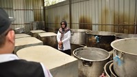 Sri juga mengecek kesiapan dapur umum bagi para jemaah (Foto: dok. Media Center Haji 2018)