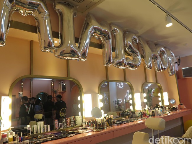 Inilah area makeup di mana para pelanggan didandani oleh Sandara Park hingga Tony Ahn. Selebgram Anya Geraldine yang berpartisipasi dalam episode ini pun didandani oleh Kang Seungyoon di sini. Foto: Rahmi Anjani/Wolipop