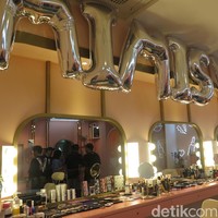 Inilah area makeup di mana para pelanggan didandani oleh Sandara Park hingga Tony Ahn. Selebgram Anya Geraldine yang berpartisipasi dalam episode ini pun didandani oleh Kang Seungyoon di sini. Foto: Rahmi Anjani/Wolipop