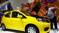 Termasuk mereka juga harus mengetahui soal mobil-mobil yang baru diluncurkan, seperti Honda Brio ini. Foto: Ari Saputra