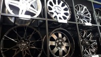 Buat pencinta otomotif, harga yang mahal bukan halangan dalam mempermak tampilan mobil kesayangan. Bahkan berapa pun harganya, jika mampu menambah kece tampilan, aksesoris itu pasti dibeli. Foto: M Luthfi Andhika