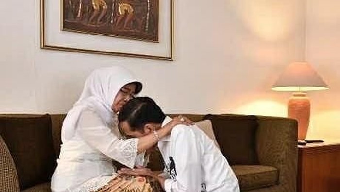 Joko Widodo sungkem dengan ibunya, Sudjiati. Foto: Twitter/Jokowi Joko Widodo sungkem dengan ibunya, Sudjiati. Foto: Twitter/Jokowi