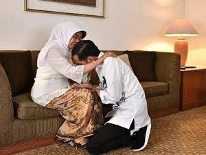 Potret Jokowi Sungkem ke Ibunda Curi Perhatian Netizen