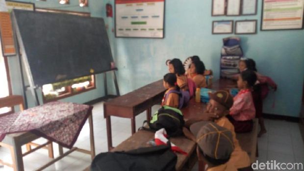 Atap ruang kelas roboh, para siswa belajar di ruang kepsek/