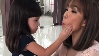 Kelucuan Gempi kala bermain dengan Gisel dialihkan fokusnya oleh bagian tubuh ibu satu anak itu yang sedikit tampak dalam sebuah video. Dok. Instagram/gisel_la