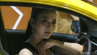 Tak cuma cantik, seorang usher juga minimal harus memiliki pengetahuan dasar soal otomotif.  Foto: Ari Saputra