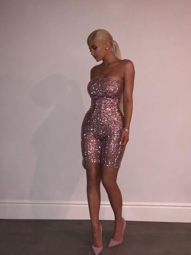 Adu Gaya Kendall dan Kylie Jenner Bergaun Rp 100 Jutaan Untuk Ultah ke-21