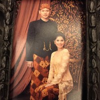 AHY yang pada foto ini berusia 26 tahun menikahi Annisa Pohan yang berprofesi sebagai artis. AHY dan Annisa resmi menikah pada 8 Juli 2005. Saat itu sosoknya mulai populer dan mulai digilai wanita karena ketampanannya. Foto: Dok. Instagram Agus Harimurti Yudhoyono/Ani Yudhoyono