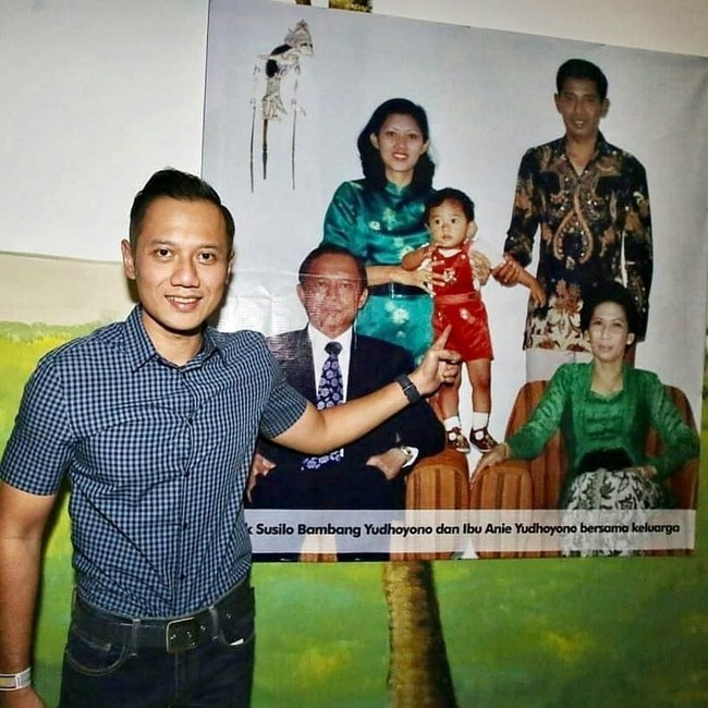 Agus Harimurti Yudhoyono yang sempat digadang-gadang menjadi cawapres Prabowo untuk Pilpres 2019 pernah mengunggah foto penampilannya saat dia masih imut. Pada foto ini, menurut AHY, dia baru berusia satu tahun. Foto: Dok. Instagram Agus Harimurti Yudhoyono/Ani Yudhoyono